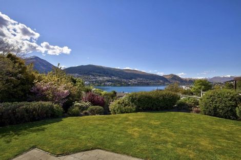 Photo of property in 71 Cedar Drive, Kelvin Heights, Queenstown, 9300