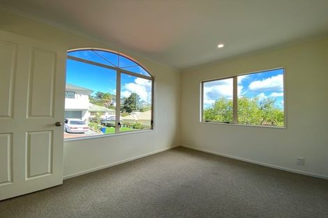 Photo of property in 8 Canary Place, Unsworth Heights, Auckland, 0632