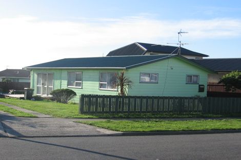 Photo of property in 122 Pikarere Street, Titahi Bay, Porirua, 5022