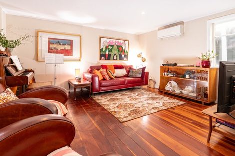 Photo of property in 19 Moir Street, Mount Victoria, Wellington, 6011