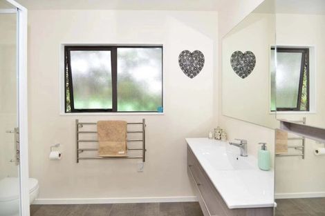 Photo of property in 2/73 Athena Drive, Totara Vale, Auckland, 0629