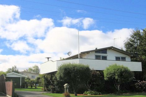 Photo of property in 10 Gradwell Place, Two Mile Bay, Taupo, 3330
