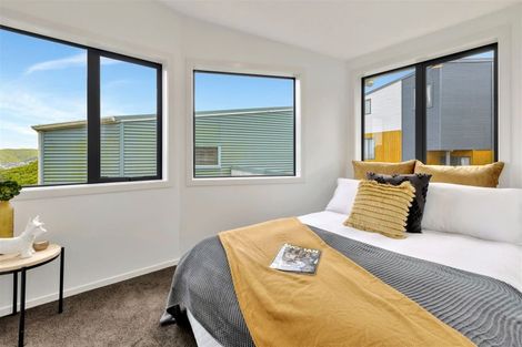 Photo of property in 84a Stewart Drive, Newlands, Wellington, 6037