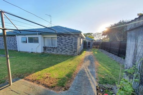 Photo of property in 17 Gardone Terrace, Conifer Grove, Takanini, 2112