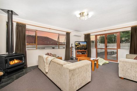 Photo of property in 16 Banksia Place, Goodwood Heights, Auckland, 2105