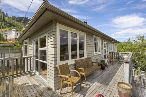 Photo of property in 92 Milton Terrace, Picton, 7220