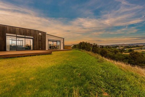 Photo of property in 67 Vaucluse Heights, Fitzherbert, Palmerston North, 4410