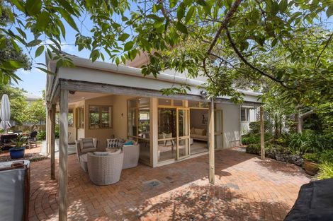 Photo of property in 484 Beach Road, Murrays Bay, Auckland, 0630