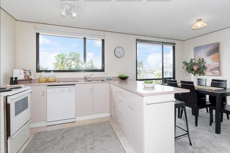 Photo of property in 72 Totaravale Drive, Totara Vale, Auckland, 0629