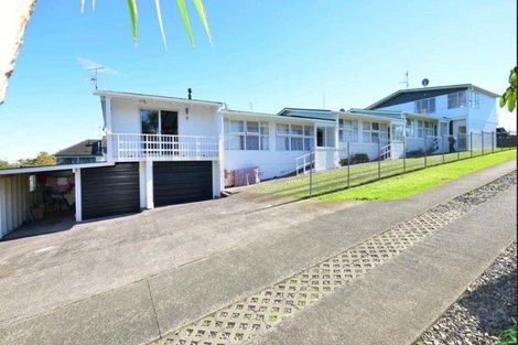 Photo of property in 81 Pupuke Road, Northcote, Auckland, 0627