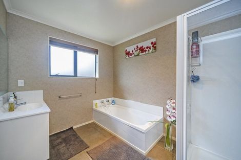 Photo of property in 22 Cleveland Heights, Kelvin Grove, Palmerston North, 4414