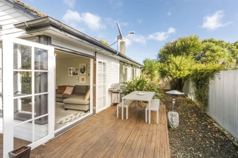 Photo of property in 4 Crewe Crescent, Hokowhitu, Palmerston North, 4410