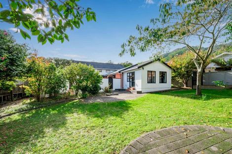 Photo of property in 10 Kakariki Grove, Waikanae, 5036