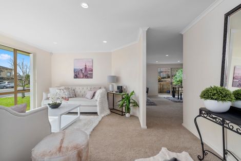 Photo of property in 37 Nimstedt Avenue, Oteha, Auckland, 0632