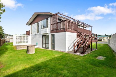 Photo of property in 2 Thackeray Place, Owhata, Rotorua, 3010