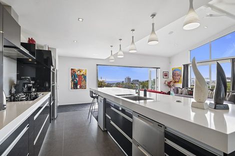 Photo of property in 86 Brougham Street, New Plymouth, 4310