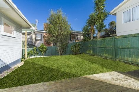 Photo of property in 1/22 Alamein Avenue, Belmont, Auckland, 0622