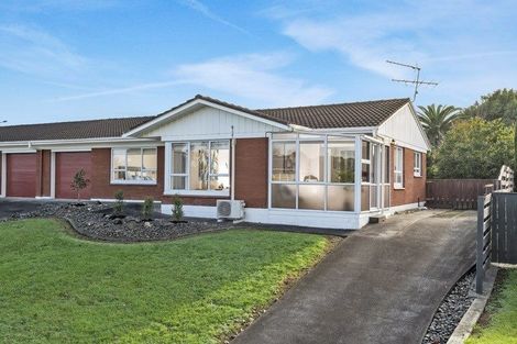 Photo of property in 2a Kurnell Drive, Botany Downs, Auckland, 2010