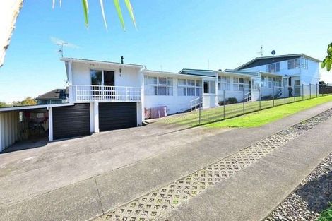 Photo of property in 81 Pupuke Road, Northcote, Auckland, 0627