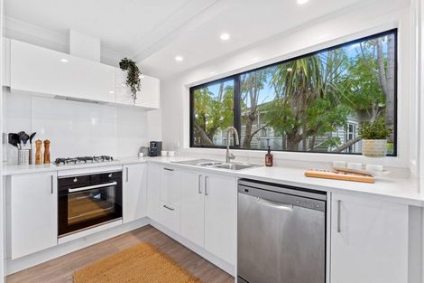 Photo of property in 2/21 Tobruk Crescent, Milford, Auckland, 0620