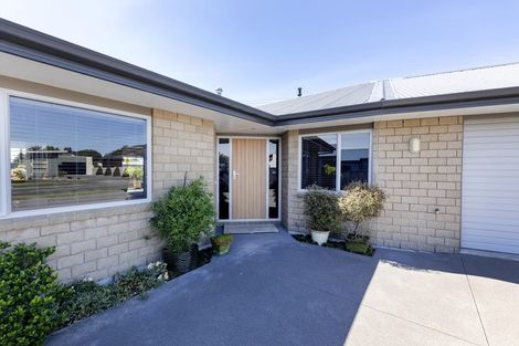 Photo of property in 2 Oakwood Drive, Highlands Park, New Plymouth, 4312