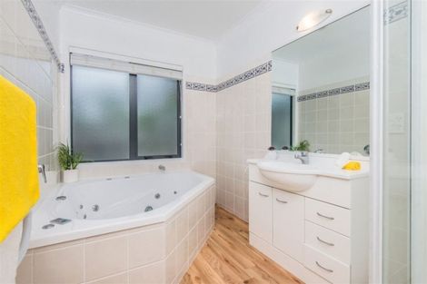 Photo of property in 9 Dress Circle, Newlands, Wellington, 6037