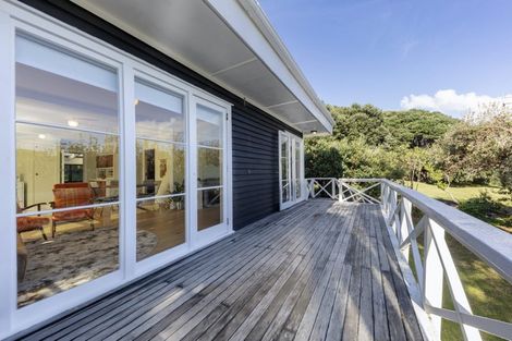 Photo of property in 49 North Piha Road, Piha, New Lynn, 0772