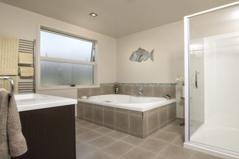 Photo of property in 24 Glentui Place, Waikawa, Picton, 7220