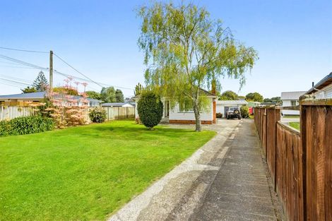 Photo of property in 52 Yeovil Road, Te Atatu Peninsula, Auckland, 0610