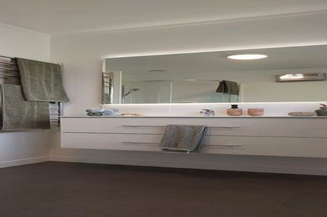 Photo of property in 24 Holdaway Avenue, Northcote, Auckland, 0627