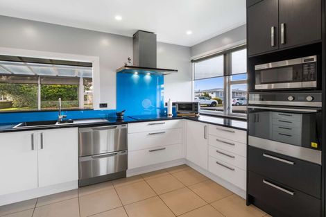 Photo of property in 16 Meadowvale Drive, Levin, 5510