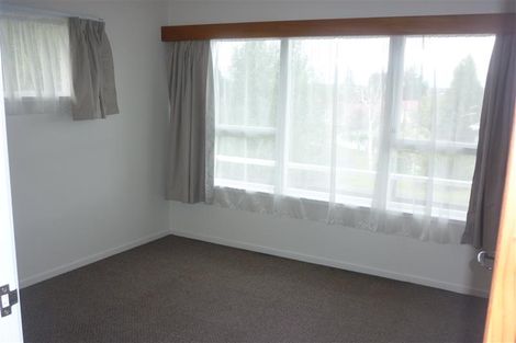 Photo of property in 3/2 Longbill Place, Glendene, Auckland, 0602