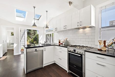 Photo of property in 98 Elizabeth Street, Mount Victoria, Wellington, 6011