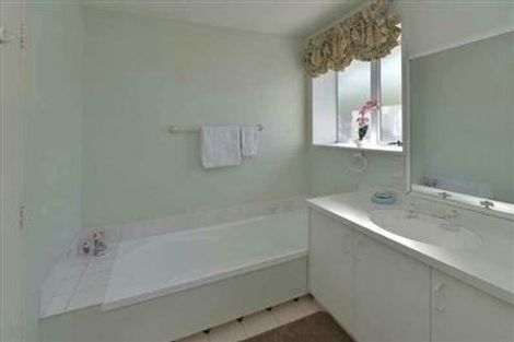 Photo of property in 2/136 Memorial Avenue, Burnside, Christchurch, 8053