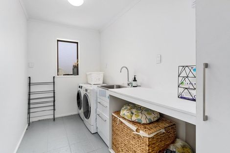 Photo of property in 106 Field Way, Waikanae Beach, Waikanae, 5036