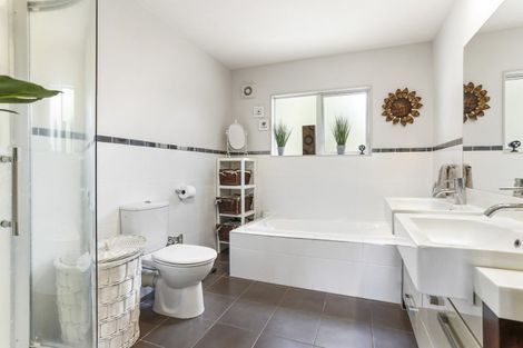 Photo of property in 70 Saddleback Rise, Murrays Bay, Auckland, 0630