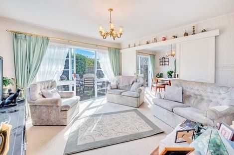 Photo of property in 15 Donzella Place, Conifer Grove, Takanini, 2112