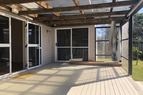 Photo of property in 2/66 Buscomb Avenue, Henderson, Auckland, 0610