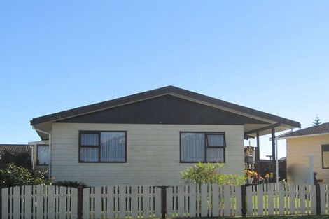 Photo of property in 1 Hewson Crescent, Otaki Beach, Otaki, 5512
