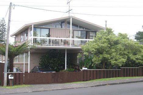 Photo of property in 2/27 Kaipatiki Road, Glenfield, Auckland, 0629