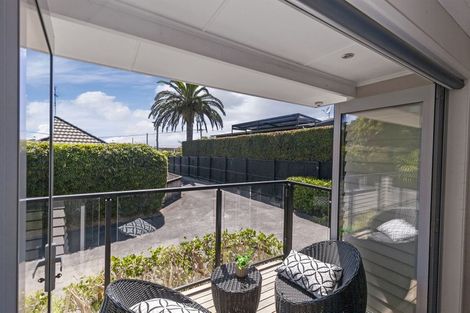Photo of property in 2/12 Beatrice Avenue, Hillcrest, Auckland, 0627