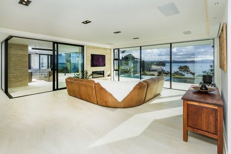 Photo of property in 31 Chelverton Terrace, Red Beach, 0932