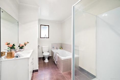 Photo of property in 8 Fernbank Lane, Greenhithe, Auckland, 0632