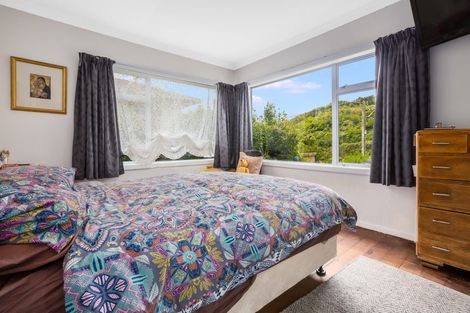 Photo of property in 16 Raroa Terrace, Tawa, Wellington, 5028