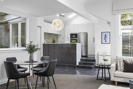 Photo of property in 26 Hawker Street, Mount Victoria, Wellington, 6011