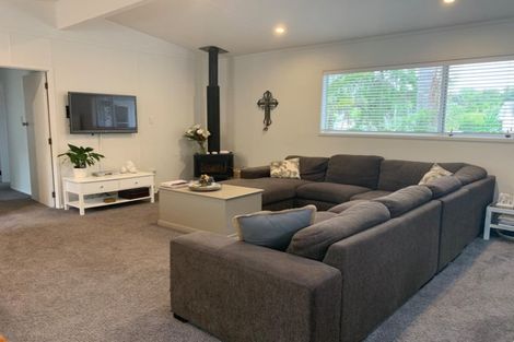 Photo of property in 18 Walton Street, Red Beach, 0932