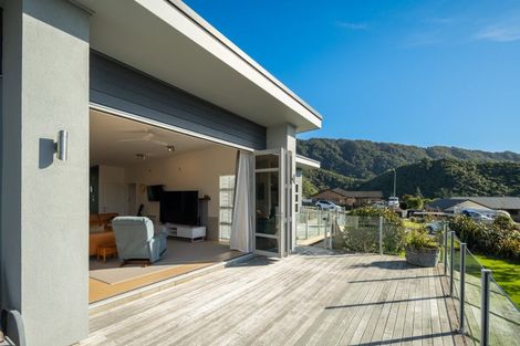 Photo of property in 33 Harbour View Heights, Picton, 7220