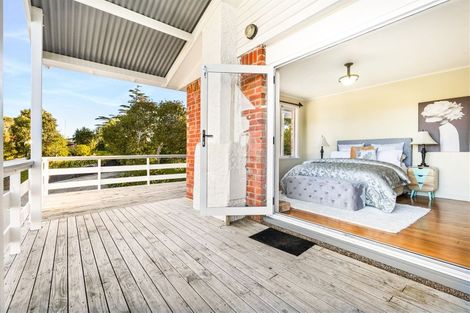 Photo of property in 122 Matipo Road, Te Atatu Peninsula, Auckland, 0610