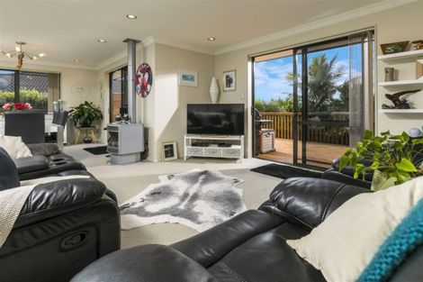 Photo of property in 33 Sapperton Drive, Henderson, Auckland, 0612