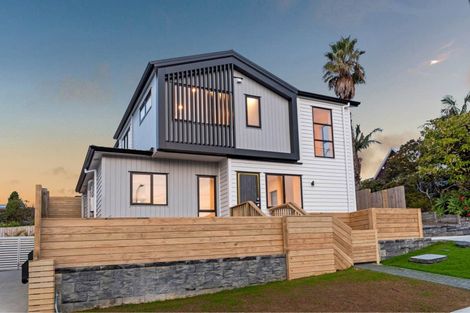 Photo of property in 33d Garadice Road, Rothesay Bay, Auckland, 0630